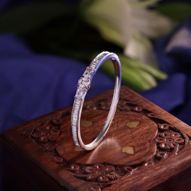 Charming Clamping Beauty Bracelet