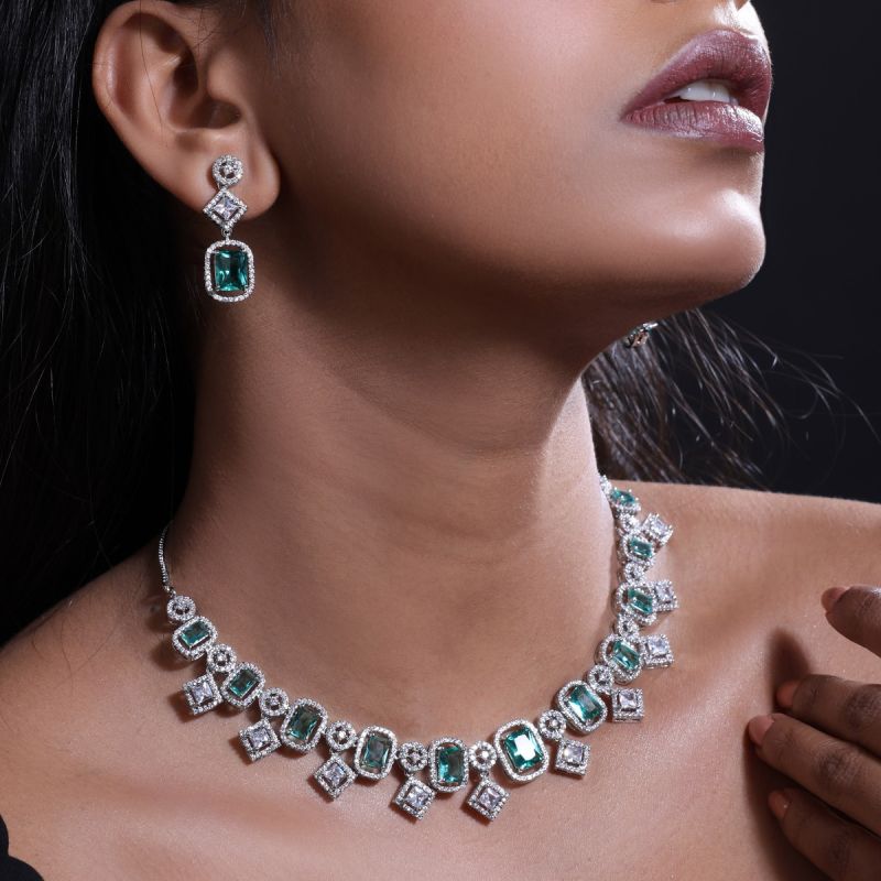 Vibrant Decor Necklace Set