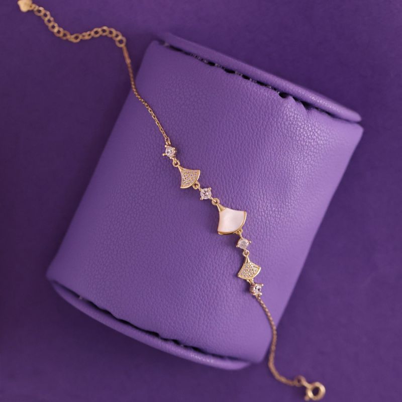 Sleek Fashion Silver Wristlet