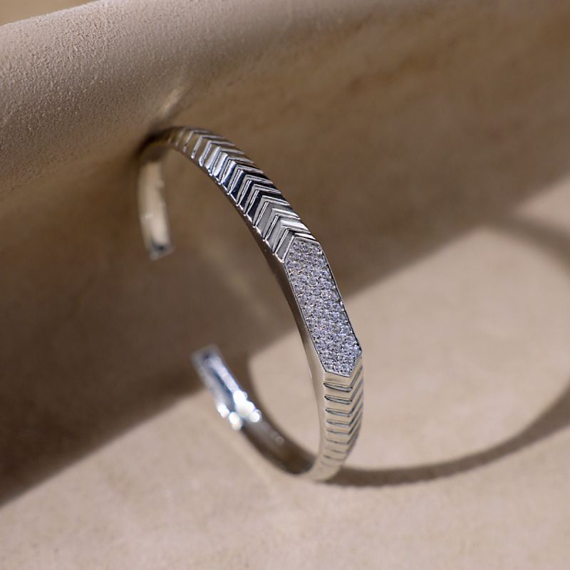 Directional Sheen Men Silver Wristlet